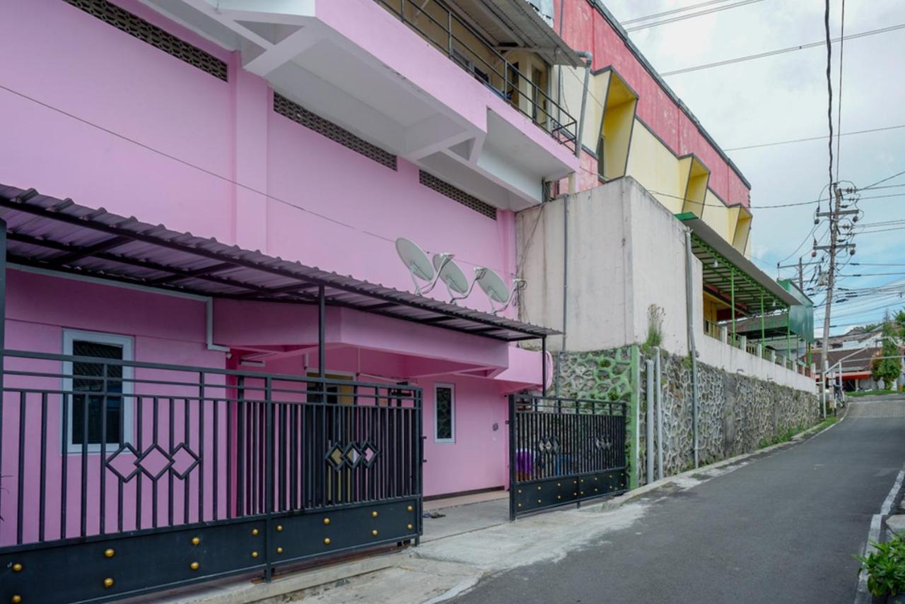 Reddoorz @ Jalan Gatot Subroto Semarang Hotel Exterior photo