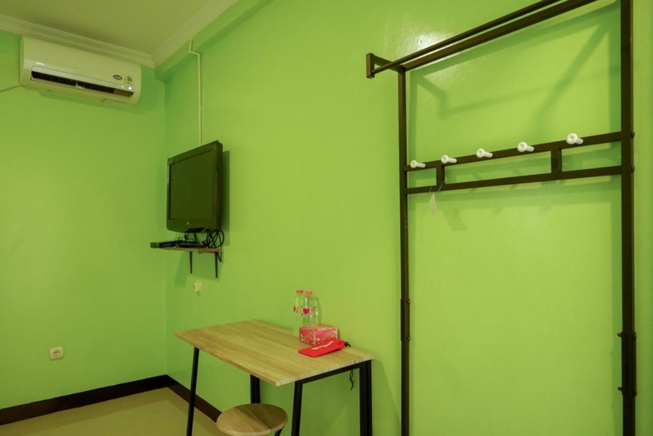 Reddoorz @ Jalan Gatot Subroto Semarang Hotel Exterior photo