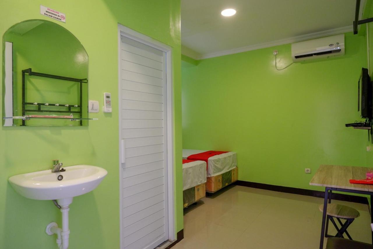 Reddoorz @ Jalan Gatot Subroto Semarang Hotel Exterior photo