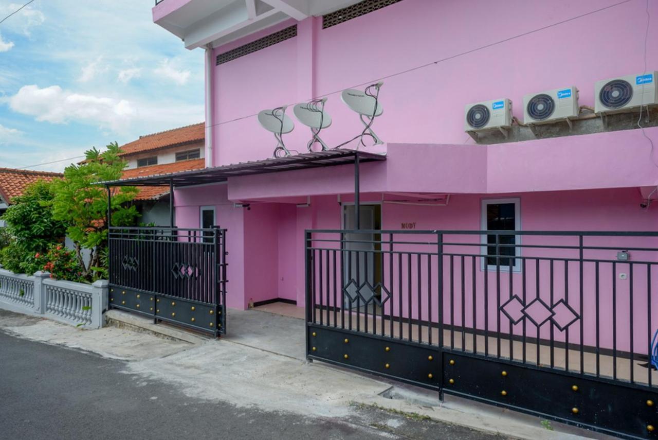 Reddoorz @ Jalan Gatot Subroto Semarang Hotel Exterior photo